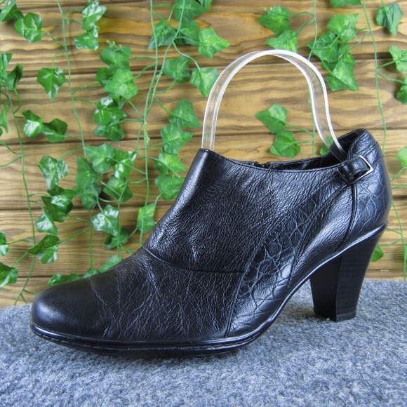 Clarks Bendables Black Leather Heeled Ankle Booties Women's 7.5M - Picture 1 of 8